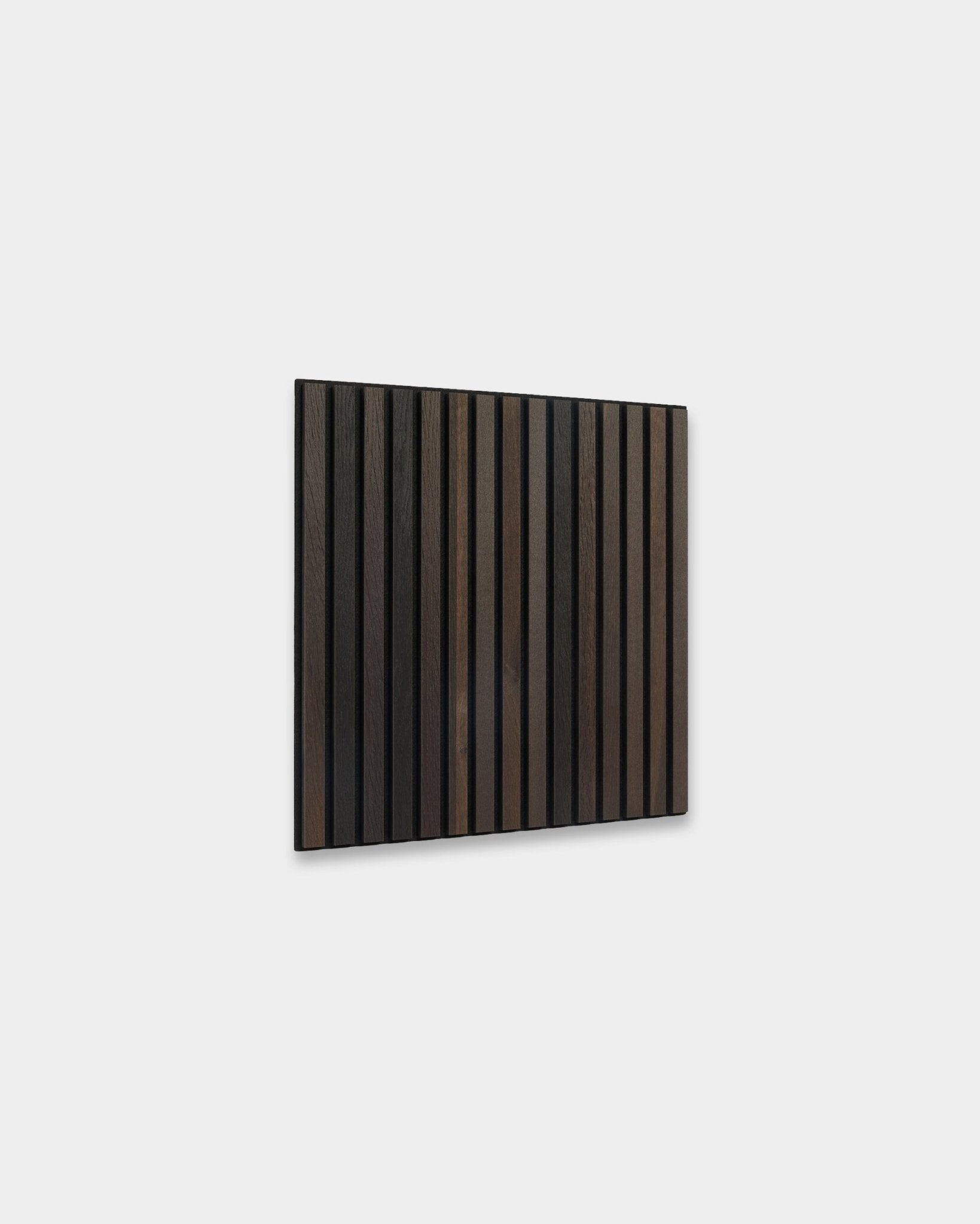 WoodUpp Akupixel Panneau acoustique en Smoked Oak, 60x60 cm, avec des lattes vertical black et brown foncées, dans un design minimaliste d’inspiration nordique.